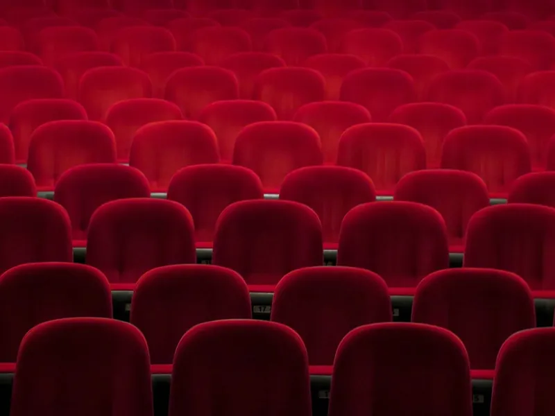 جدار من أغلفة الأفلام في متجر فيديو