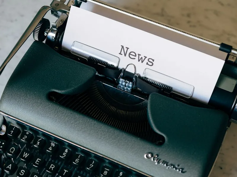 آلة كاتبة قديمة وعليها ورقة مكتوب فيها News